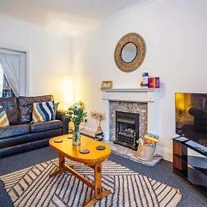 Holiday home View-off-street Parking-sleeps 8-fast Wifi, Nottingham
