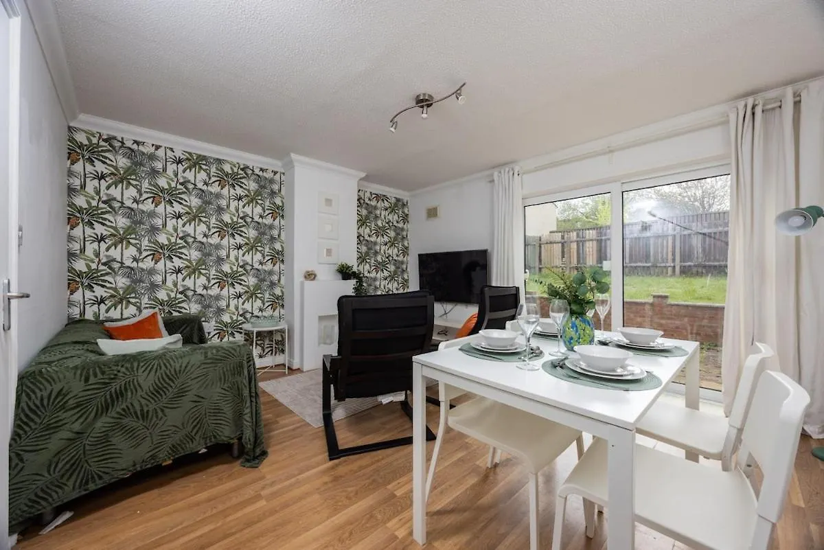 Spacious 5Br Retreat - Easy Access To City Centre Nottingham Holiday home
