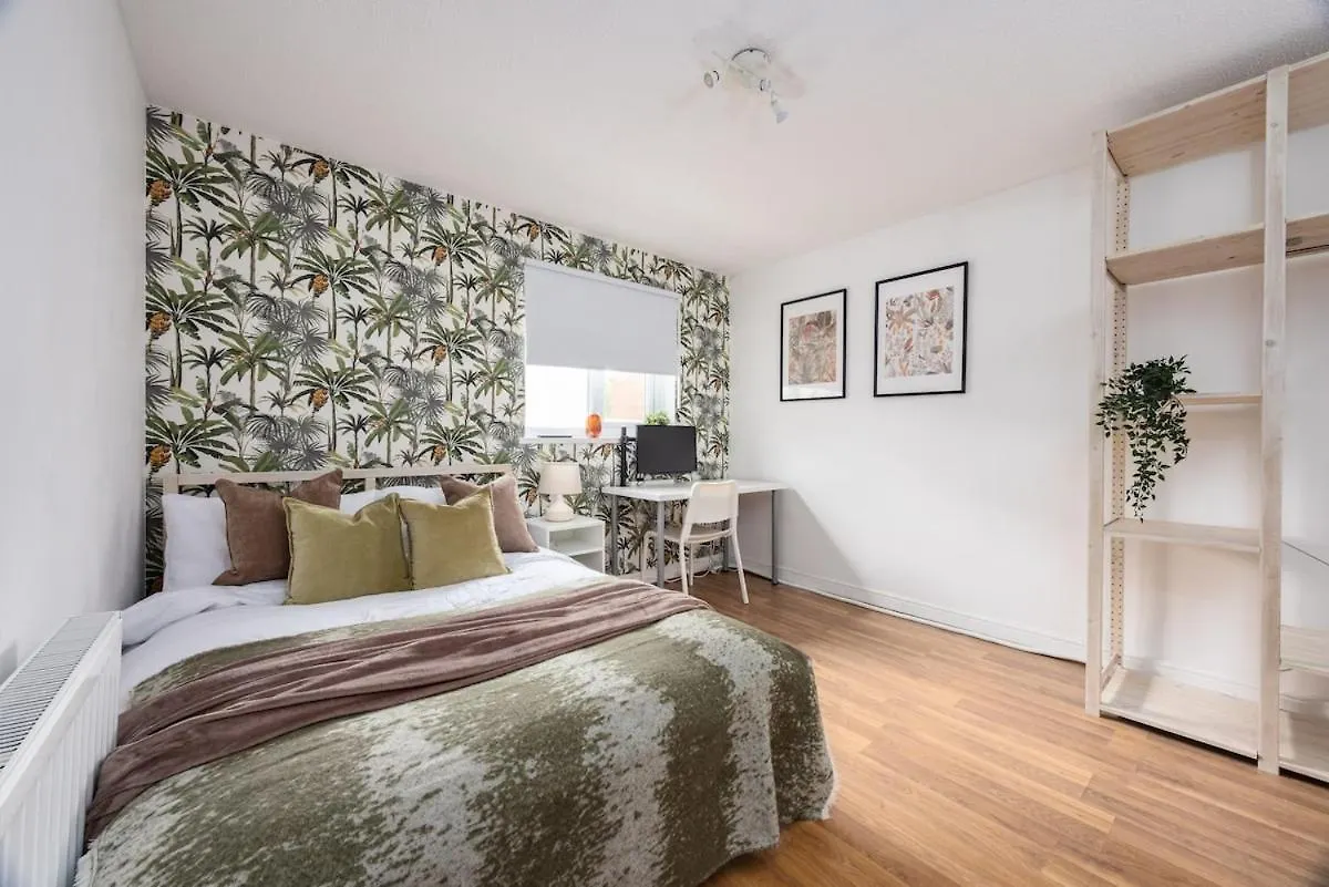 Spacious 5Br Retreat - Easy Access To City Centre Nottingham Holiday home