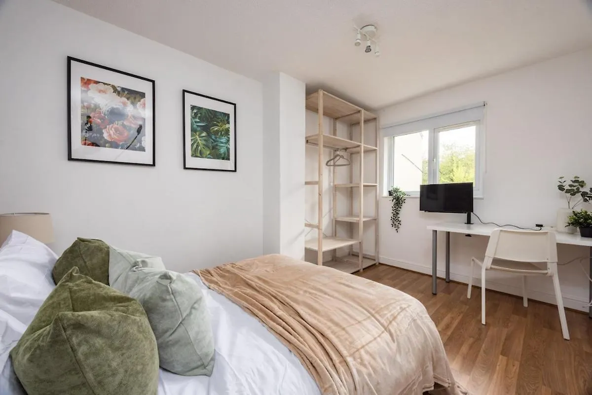 Spacious 5Br Retreat - Easy Access To City Centre Nottingham Semesterbostad