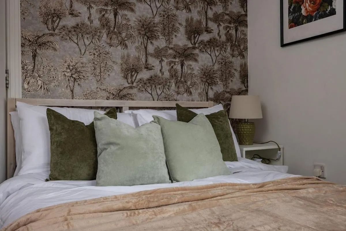 Spacious 5Br Retreat - Easy Access To City Centre Nottingham Semesterbostad